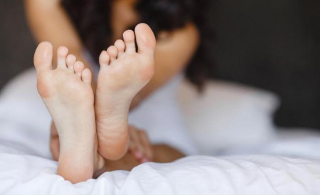 massage des pieds d'une femme